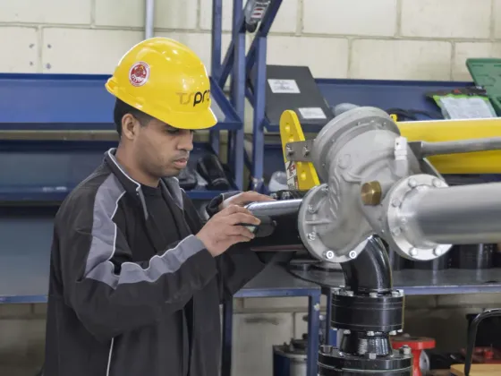 Técnico da TSPro medindo a junta de um braço de carregamento