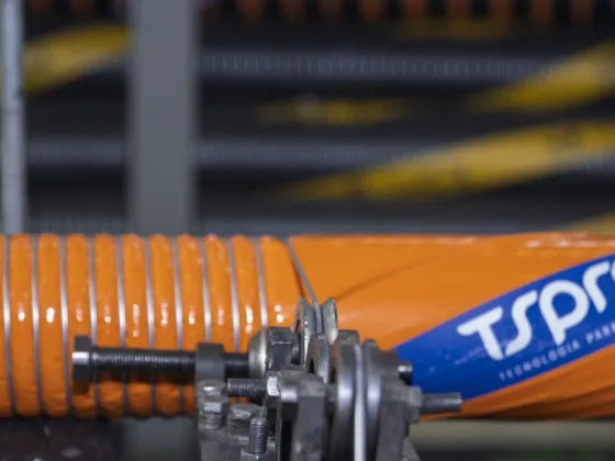 Detalhe de uma mangueira industrial na linha de produção da TSPro