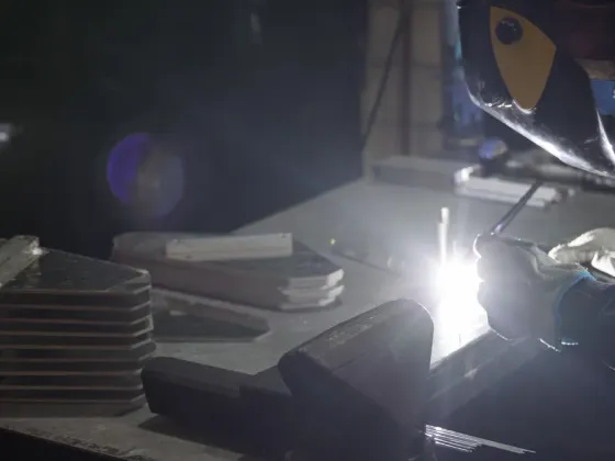 Soldador da TSPro em bancada de fabricação